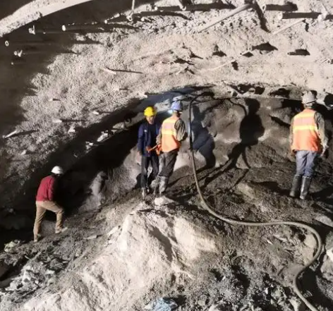 海西拱顶带模注浆料的施工流程及注意事项